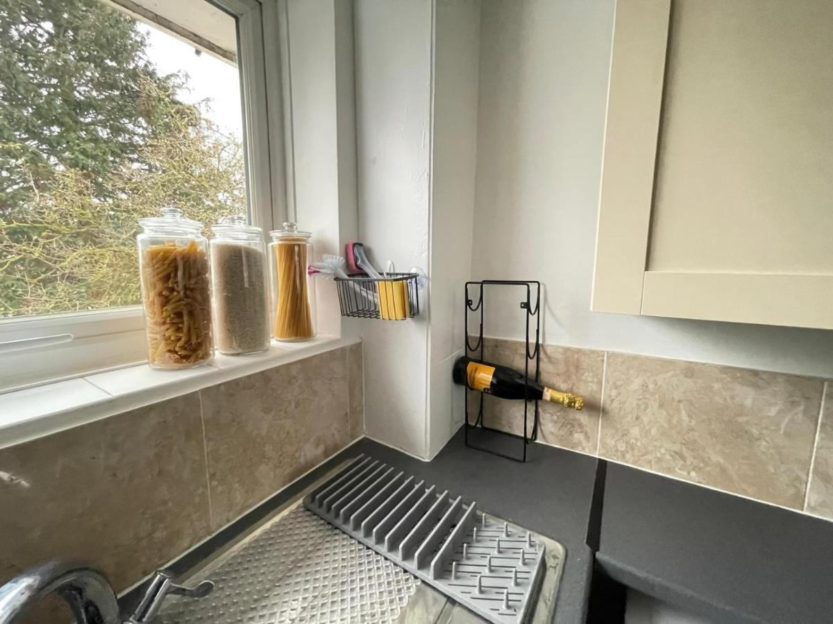 Lovely 1 Bed Home Near Hospital, With Parking & Garden Work Contractor Leisure, Sapphire CBG Exterior foto