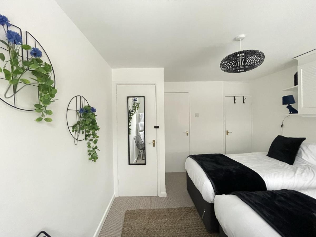 Lovely 1 Bed Home Near Hospital, With Parking & Garden Work Contractor Leisure, Sapphire CBG Exterior foto